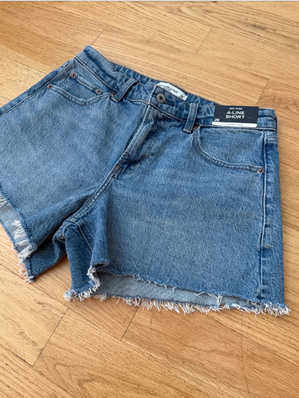 NWT Abercrombie Curve Love Mid Rise A-Line Denim Shorts 28/6 Medium Wash - Picture 5 of 8